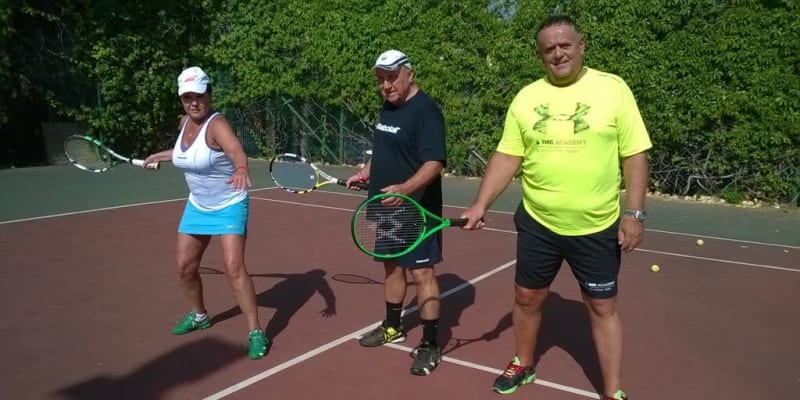 Dagmar Patrasová s Felixem Slováčkem na dovolené v Tunisku. Čas trávila na kurtu se svým osobním tenisovým trenérem Janem Karvayem.