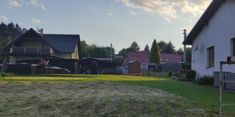 V rodinném domě na Rychnovsku v Královéhradeckém kraji byla v pondělí odpoledne nalezena tři mrtvá těla.