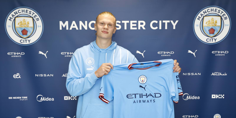 Norský fotbalista Erling Braut Haaland pózuje s dresem svého nového klubu Manchesteru City při prvním oficiálním fotografování po podpisu smlouvy s anglickým mistrem. 