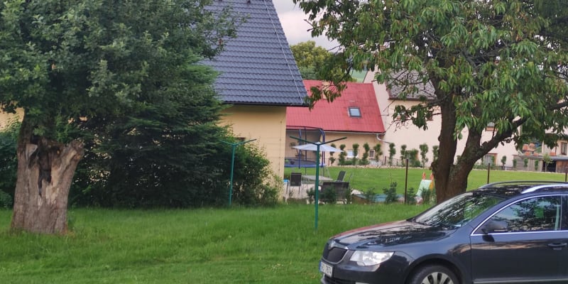 V rodinném domě na Rychnovsku v Královéhradeckém kraji byla v pondělí odpoledne nalezena tři mrtvá těla.