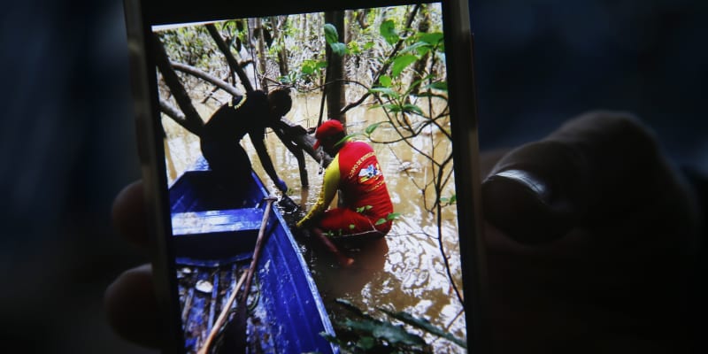 Záchranáři, kteří už týden pátrají na západě Brazílie v amazonském pralese po britském novináři Domu Phillipsovi a místním ochránci práv domorodých obyvatel Brunovi Pereirovi, v pondělí našli osobní věci pohřešované dvojice a podle některých zdrojů i lidské ostatky.