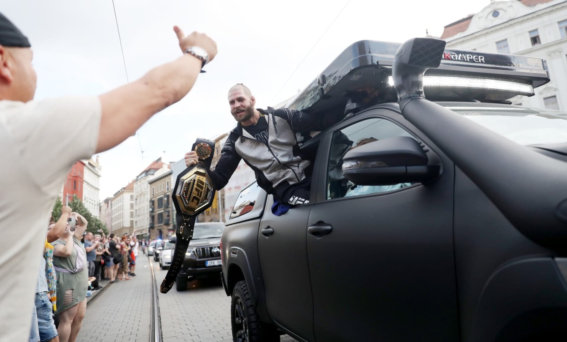 Jiří Procházka se s titulem UFC vrátil do Česka.
