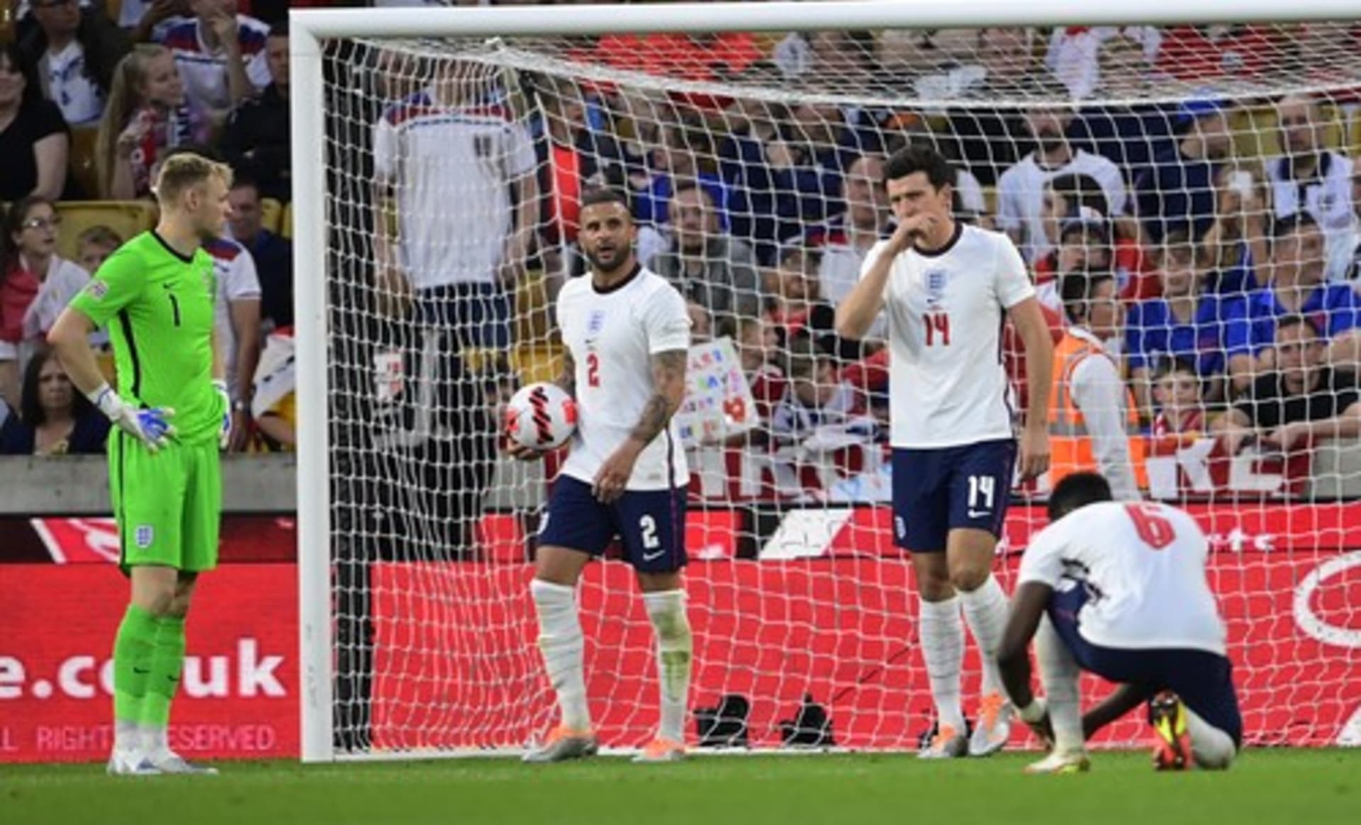 Angličané prohráli doma v rámci Ligy národů s Maďarskem 0:4. Takovým rozdílem a bez vstřelené branky padli doma poprvé v historii. 
