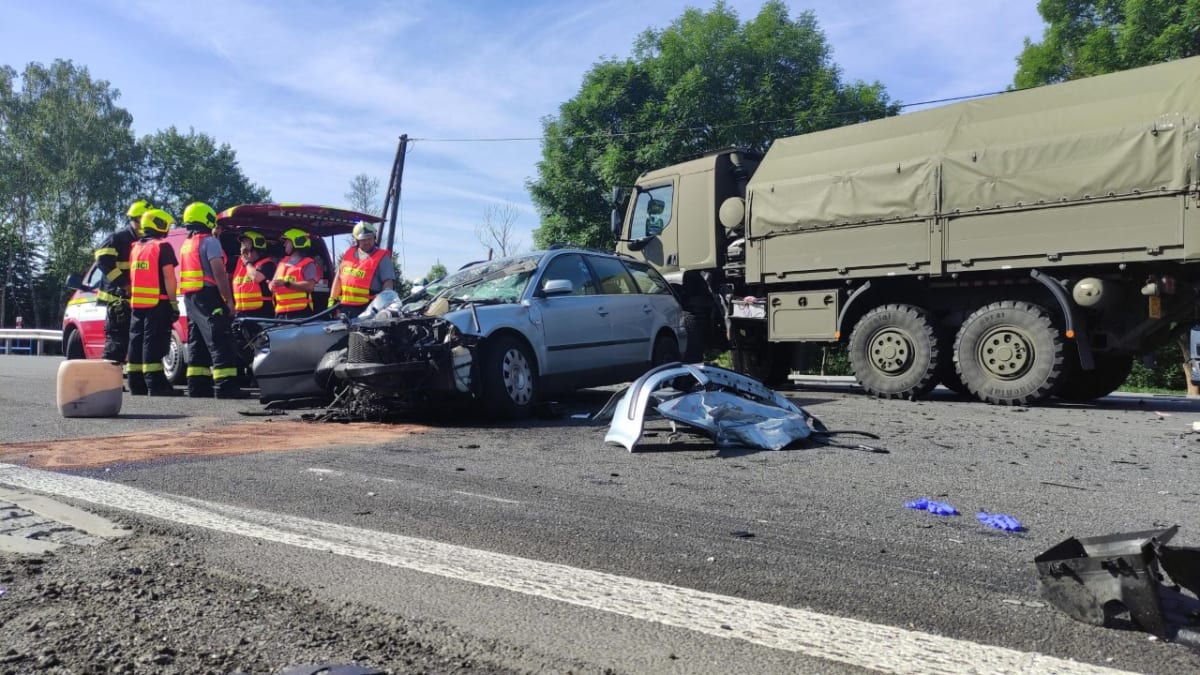 Auto se na Hradecku srazilo se dvěma náklaďáky.