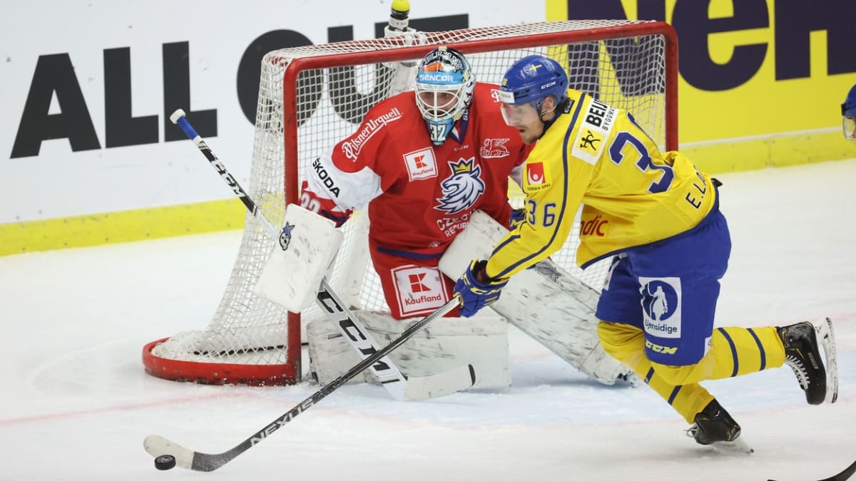 Patrik Bartošák během Švédských hokejových her v roce 2021 proti domácímu Švédsku