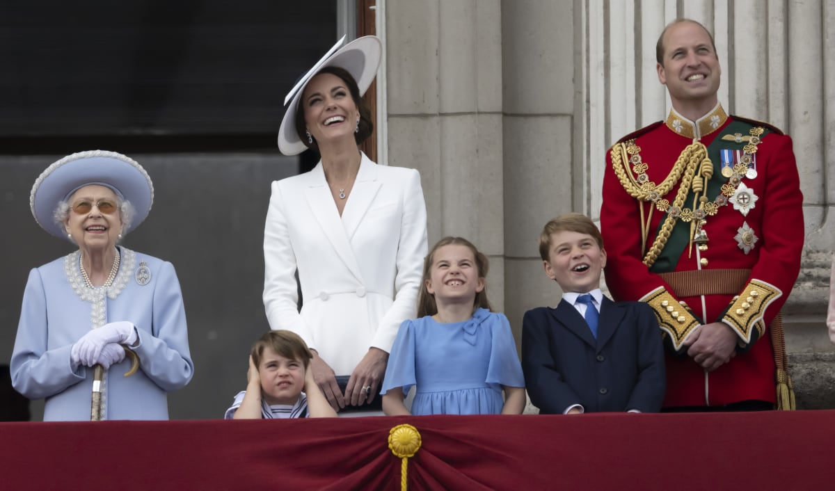 Princ William s rodinou a britskou královnou