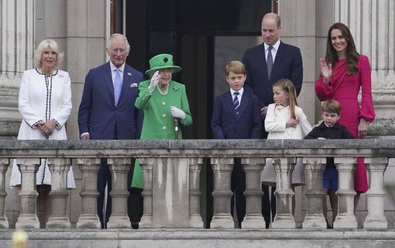 Královna ve společnosti nejstaršího syna Charlese a jeho nejstaršího syna Wiliama s rodinou.