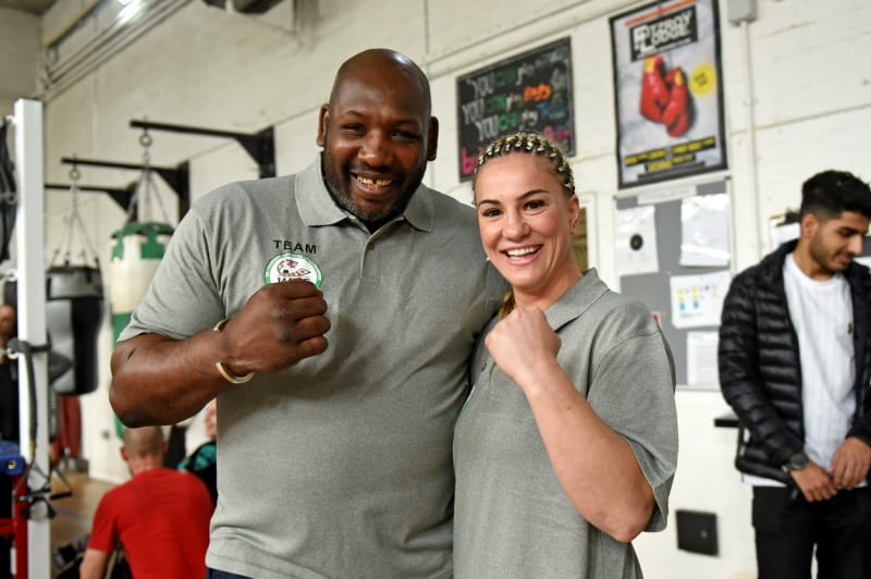 Julius Francis s kickboxerkou Kalliou Kourouniovou v roce 2019