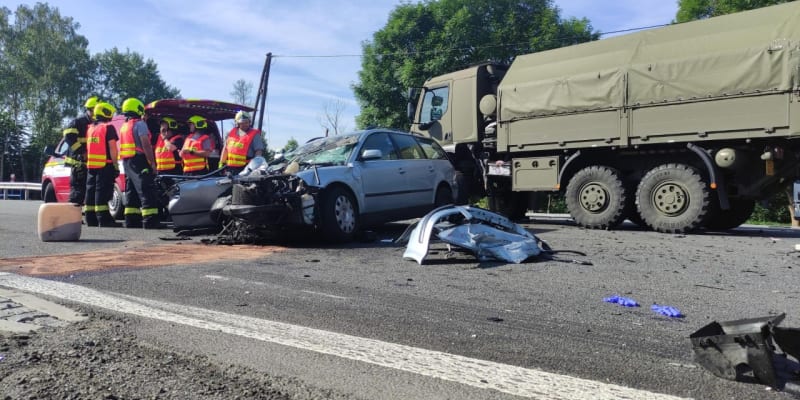 Auto se na Hradecku srazilo se dvěma náklaďáky.