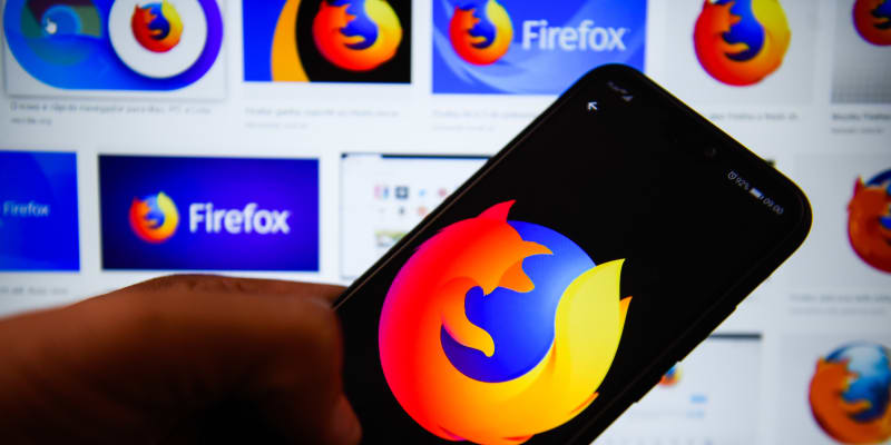 Prvním vážným vyzyvatelem Microsoftu byla organizace Mozilla Foundation, která koncem roku 2004 začala nabízet bezplatný prohlížeč Firefox.