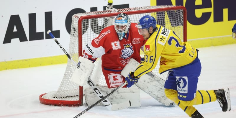 Patrik Bartošák během Švédských hokejových her v roce 2021 proti domácímu Švédsku