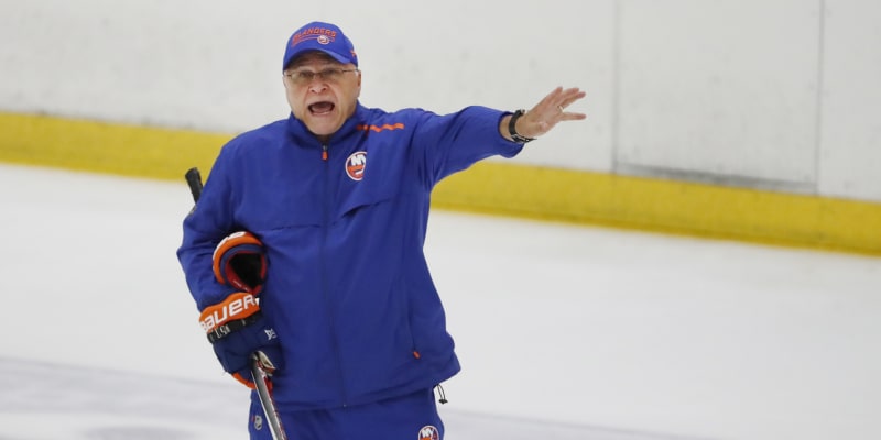 Kouč hokejistů New York Islanders Barry Trotz gestikuluje při nácviku herních akcí během tréninku. 