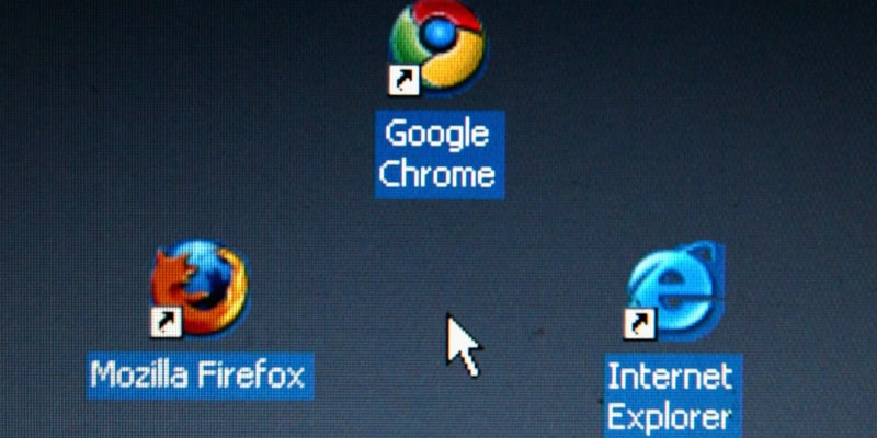 Pošramocenou pověst Exploreru využila konkurence k zahájení druhého kola války prohlížečů. Zleva: prohlížeč Firefox, Chrome a Internet Explorer. 