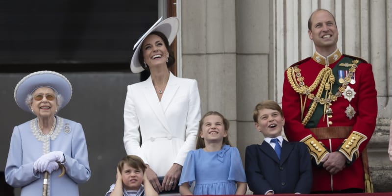 Princ William s rodinou a britskou královnou