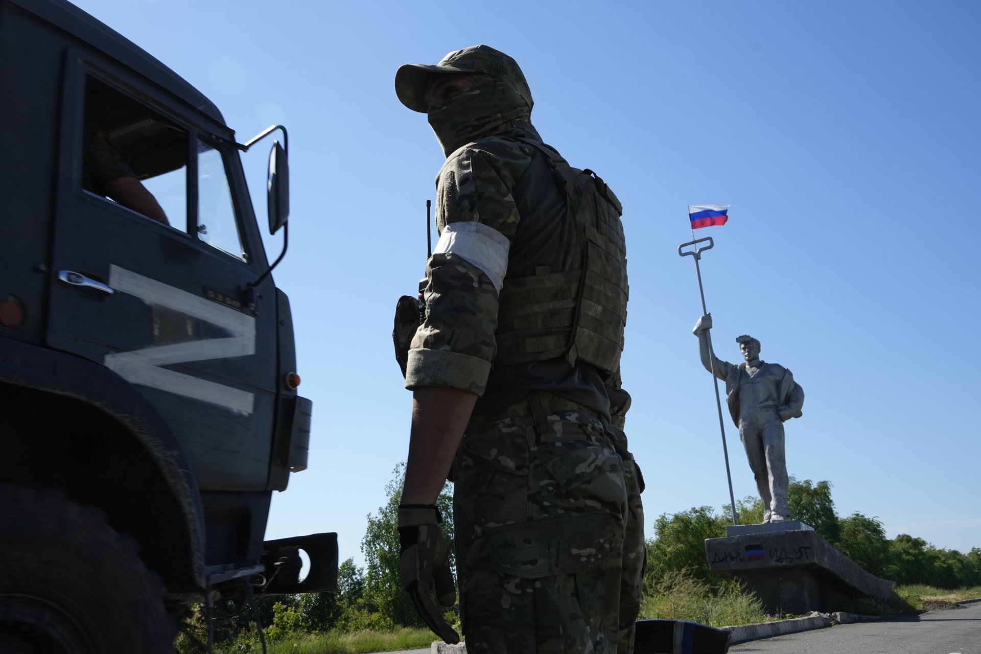 Ruský voják hlídkující u vjezdu do Mariupolu