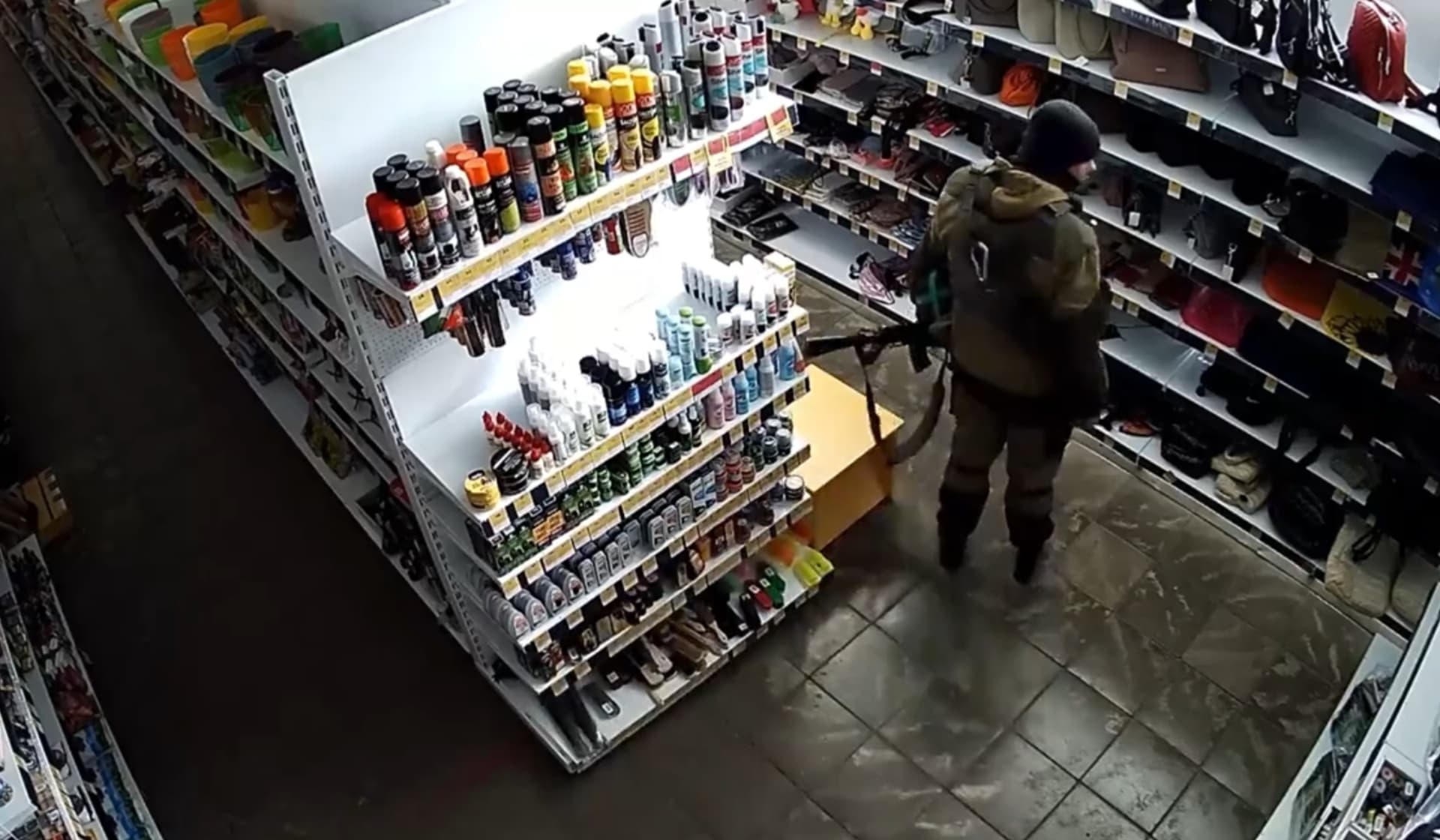 Ruský voják si z ukrajinského obchodu nakradl spacák i značkové tašky.