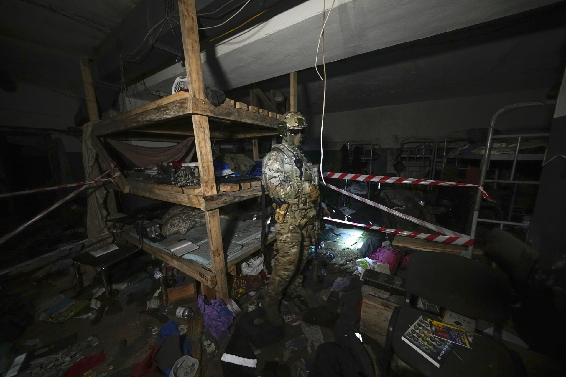 Ruský voják prozkoumává podzemní chodby oceláren Azovstal v Mariupolu. Fotografie byla pořízena během cesty pro novináře, kterou na okupovaném území organizovalo ruské ministerstvo obrany