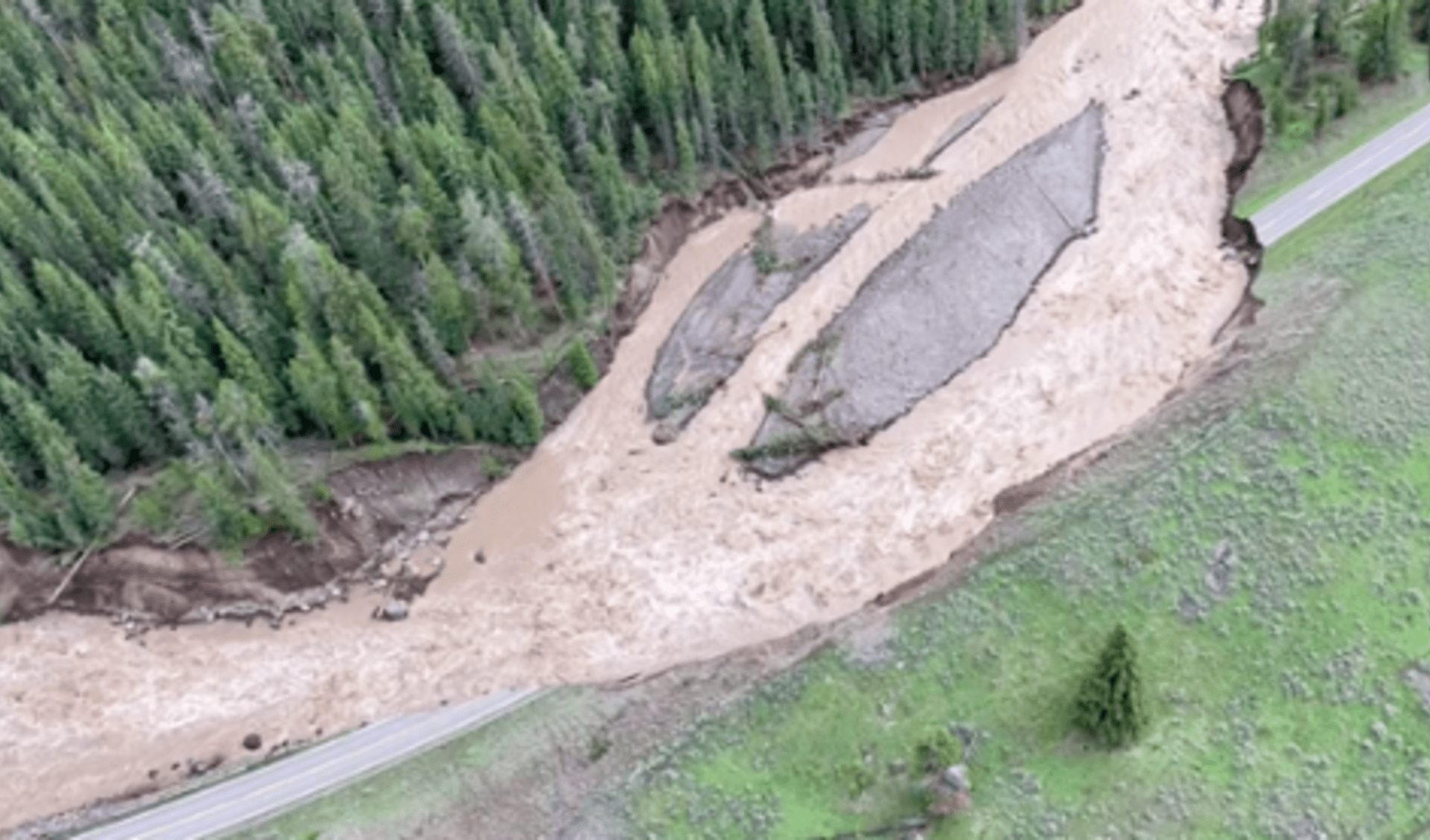 Úřady uzavřely kvůli záplavám Yellowstonský národní park. 