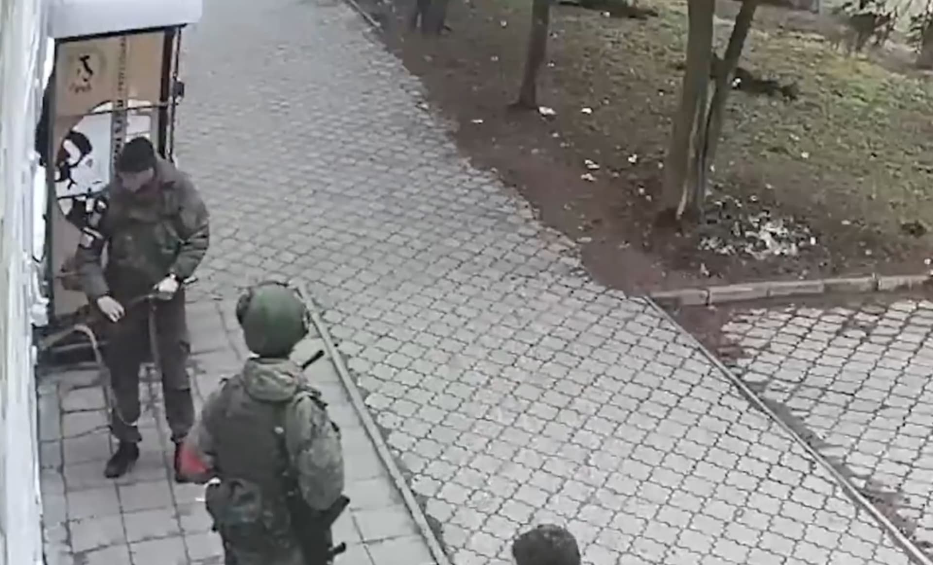 Ruský voják vysklil výlohu ukrajinského supermarketu.