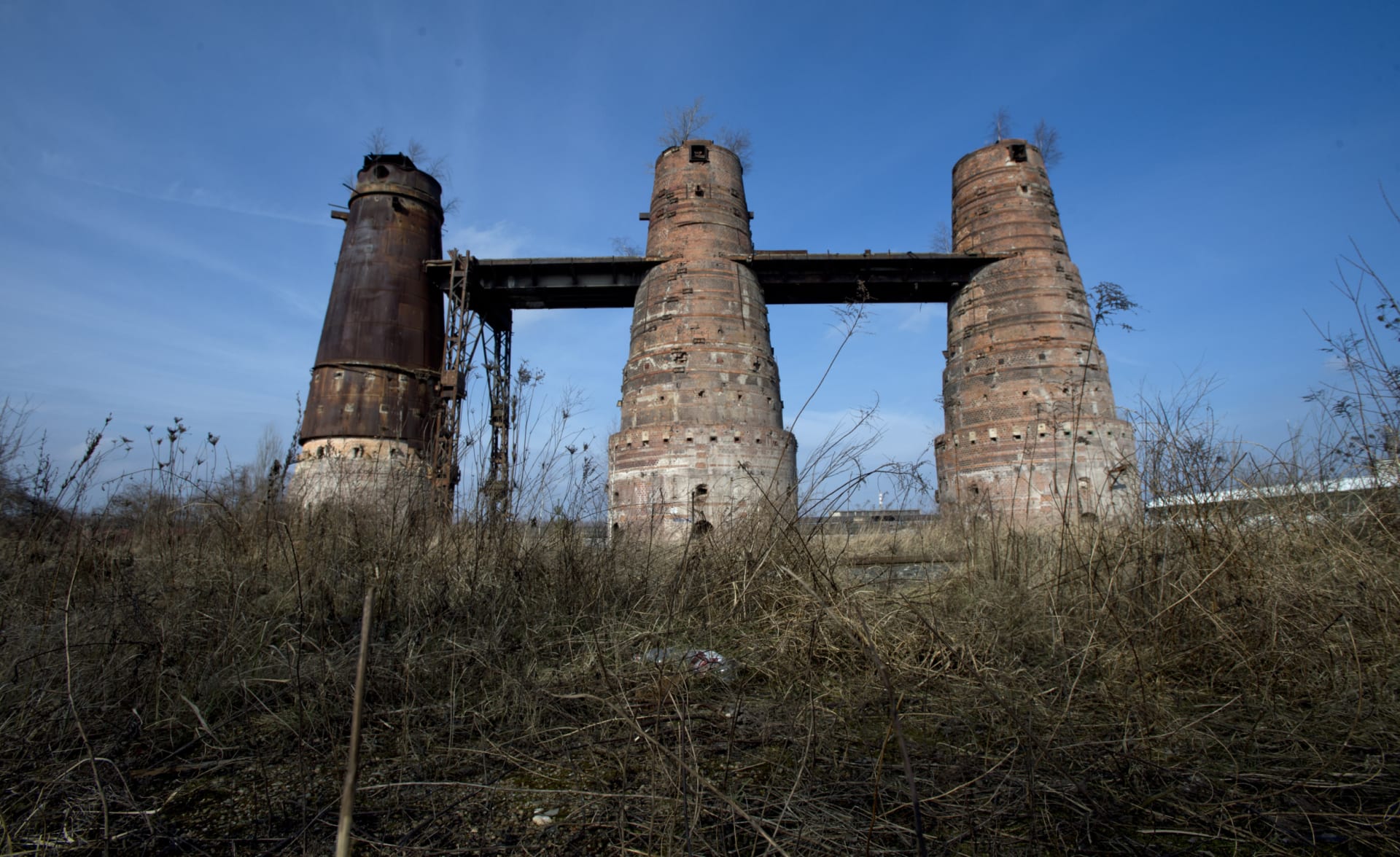 Areál někdejší ocelárny Poldi Kladno v ruinách.