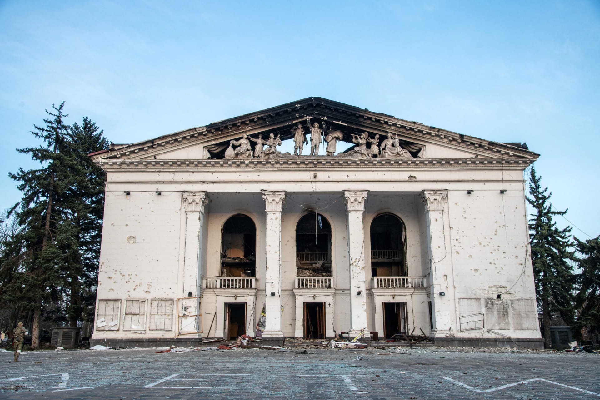 Poškozené Činoherní divadlo v Mariupolu.