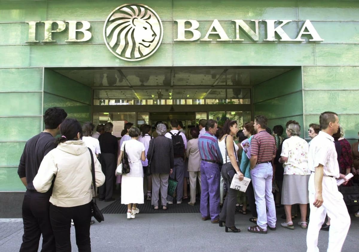 Krach Investiční a poštovní banky vyvolal mezi Čechy obavy o jejich úspory.