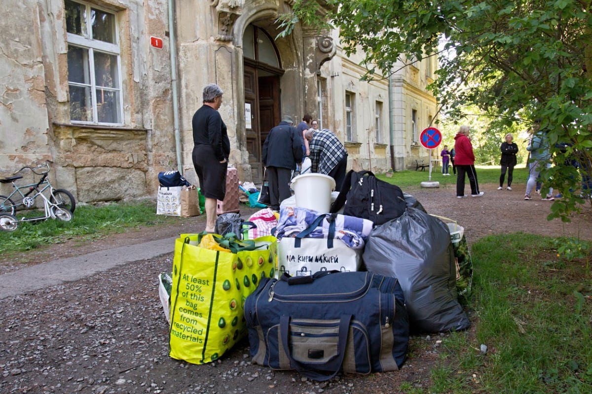 Stěhování ukrajinských uprchlíků z ubytovny v Plzni-Malesicích. Kraj se rozhodl poskytnout jim jiné ubytování kvůli nejasným vlastnickým poměrům.