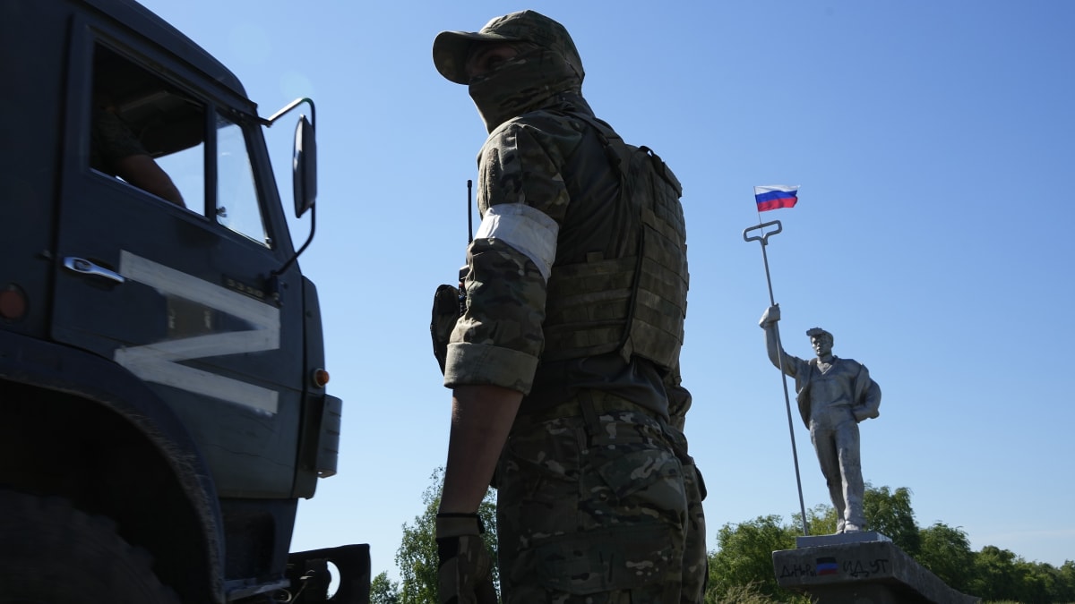 Ruský voják hlídkující u vjezdu do Mariupolu