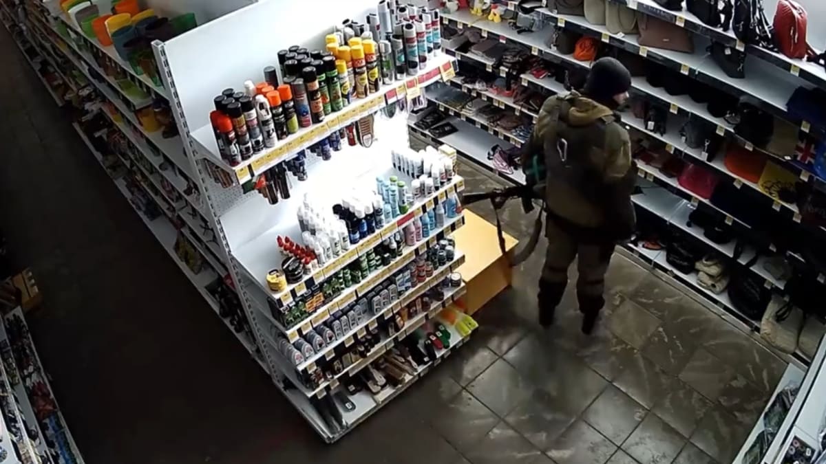 Ruský voják si z ukrajinského obchodu nakradl spacák i značkové tašky.