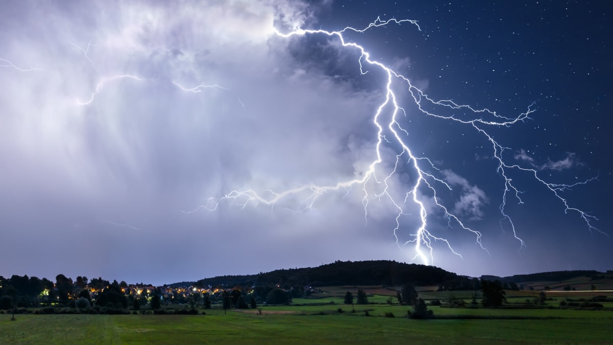 Výstraha před bouřkami platí od nedělního poledne do desáté hodiny večer. (Ilustrační foto)