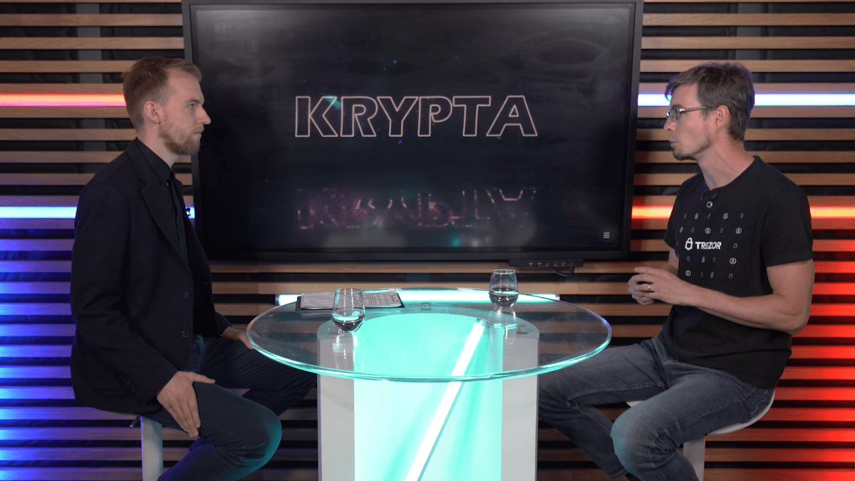 Moderátor pořadu Krypta Filip Kalčák a host Josef Tětek