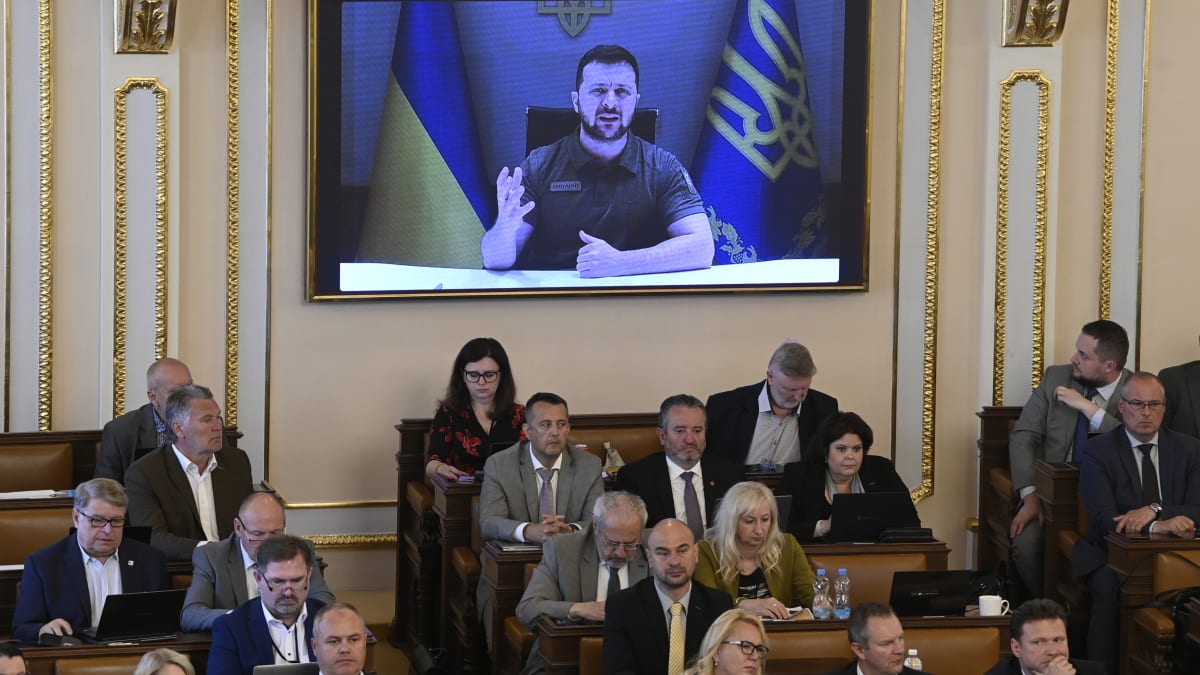 Projev ukrajinského prezidenta Volodymyra Zelenského v českém Parlamentu