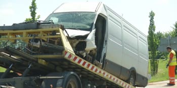 Čelní střet dodávky s autem u Hodonína: Na místě je šest zraněných, z toho dvě děti