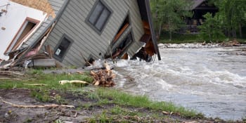 Voda strhla silnice, mosty i domy. Úřady uzavřely kvůli záplavám Yellowstonský národní park