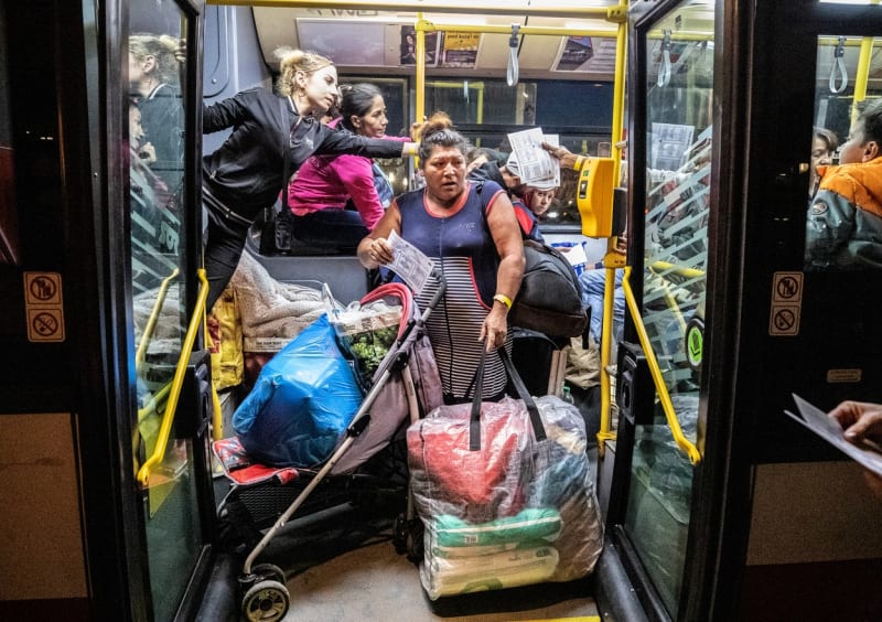 Romští uprchlíci na Hlavním  nádraží v Praze (31. 5.)