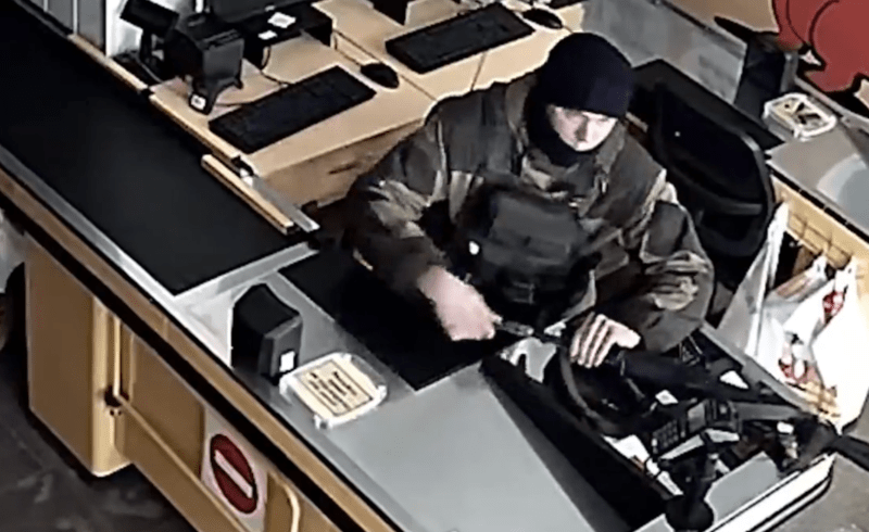 Ruský voják se pokusil vypáčit pokladnu v ukrajinském supermarketu.