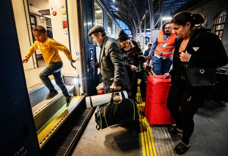 Romští uprchlíci na Hlavním  nádraží v Praze (31. 5.)