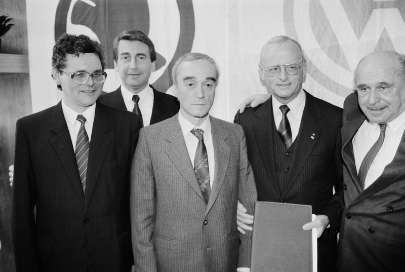 Podpis smlouvy o prodeji Škody Auto koncernu Volkswagen v březnu 1991