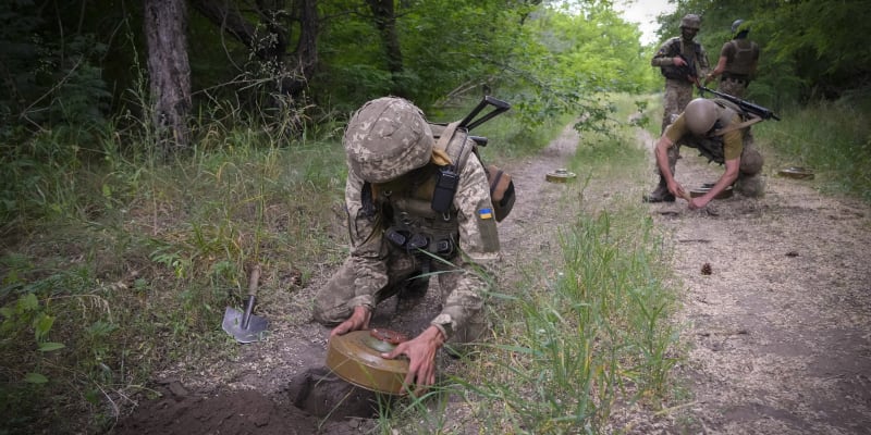Ukrajinští vojáci kladou protitankové miny na lesní cestě v Doněcké oblasti, kudy by mohly projíždět ruské tanky