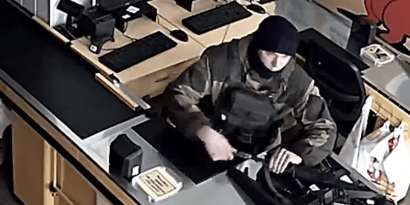 Ruský voják se pokusil vypáčit pokladnu v ukrajinském supermarketu.