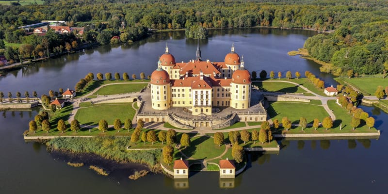 Německý zámek Moritzburg, kde se točila slavná pohádka Tři oříšky pro popelku.