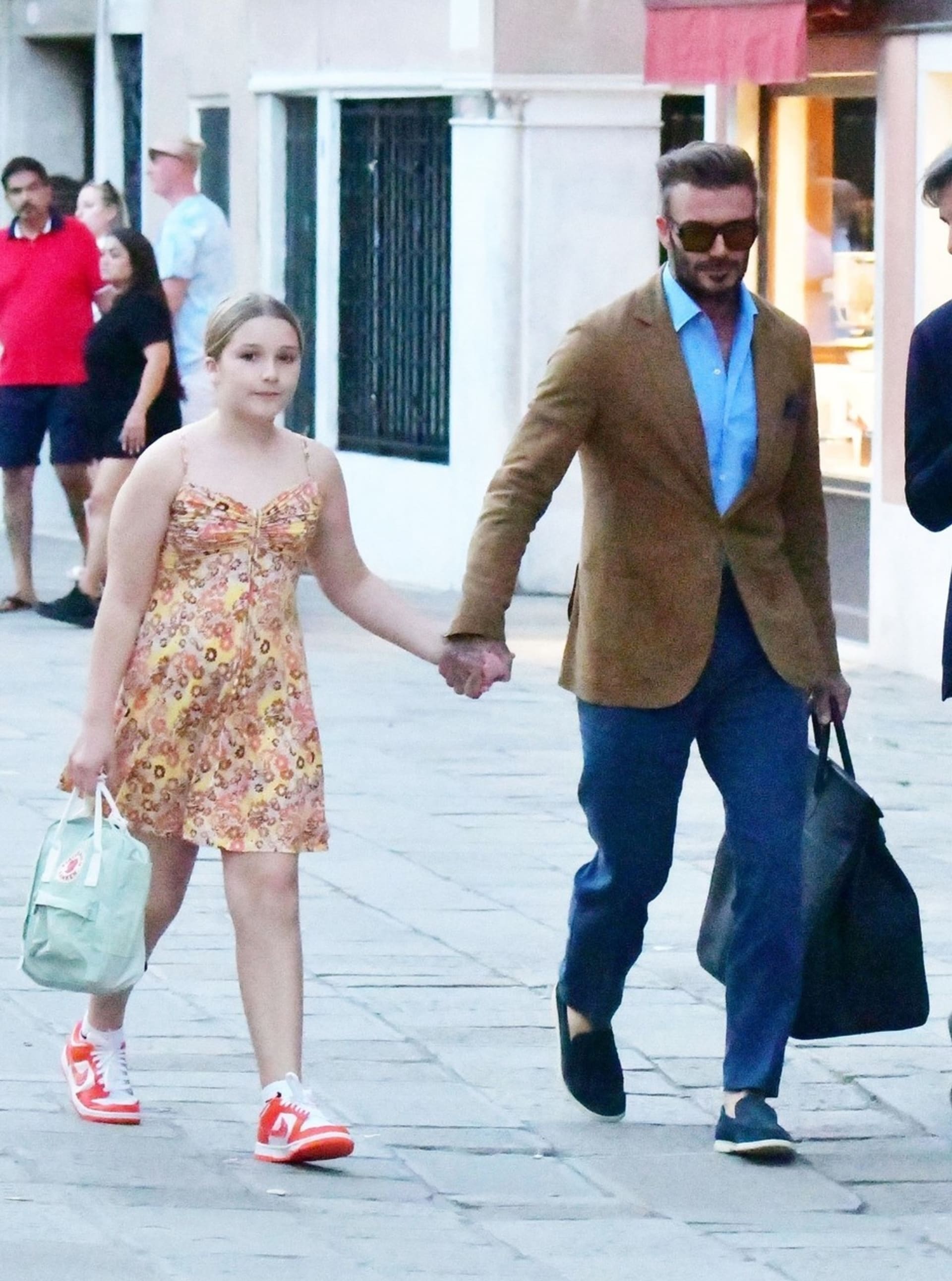 David Beckham dává své dceři mateřskou lásku najevo.