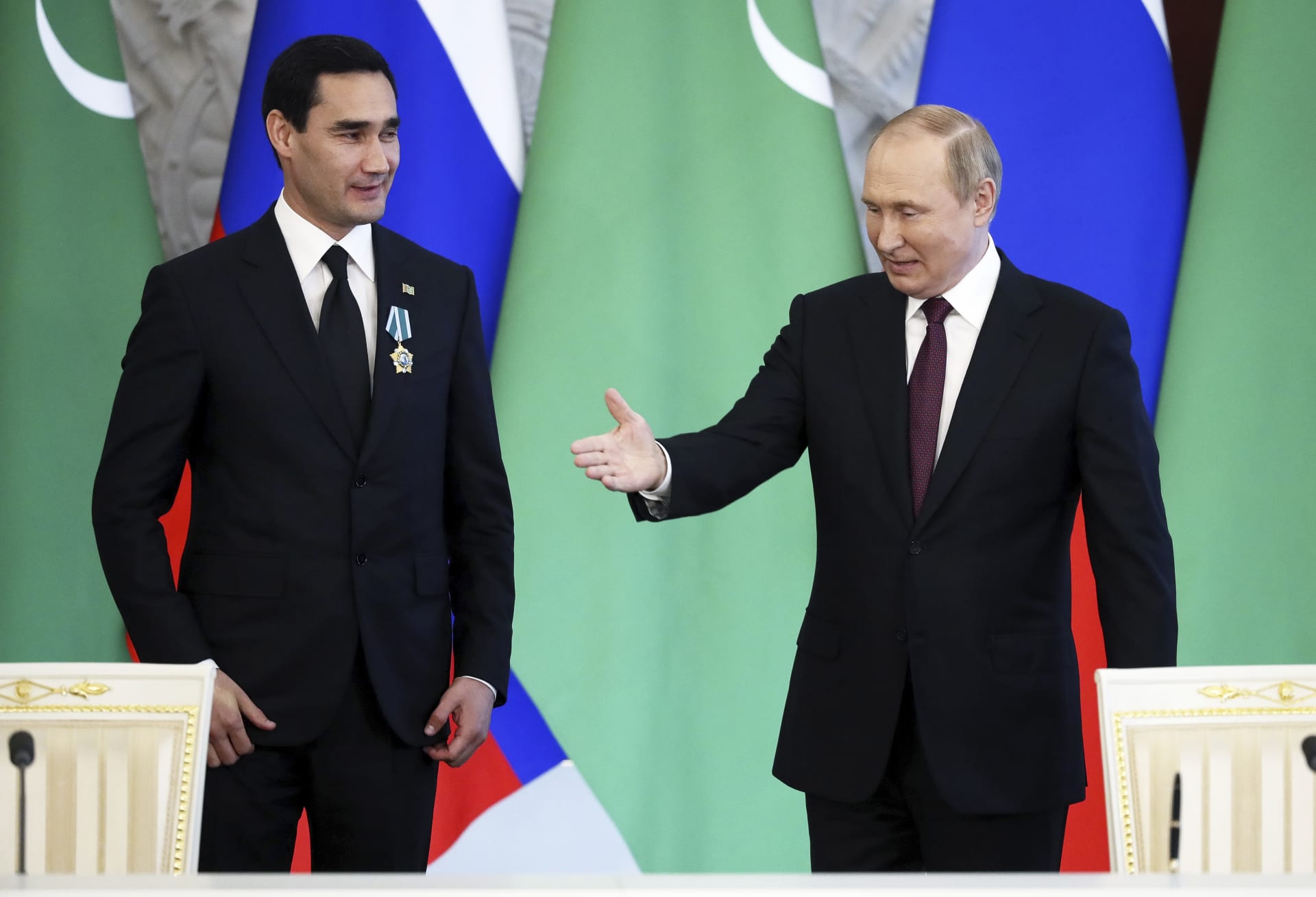 Ruský prezident Vladimir Putin při setkání se svým turkmenským protějškem Serdare Berdymuhamedovem (10. června)