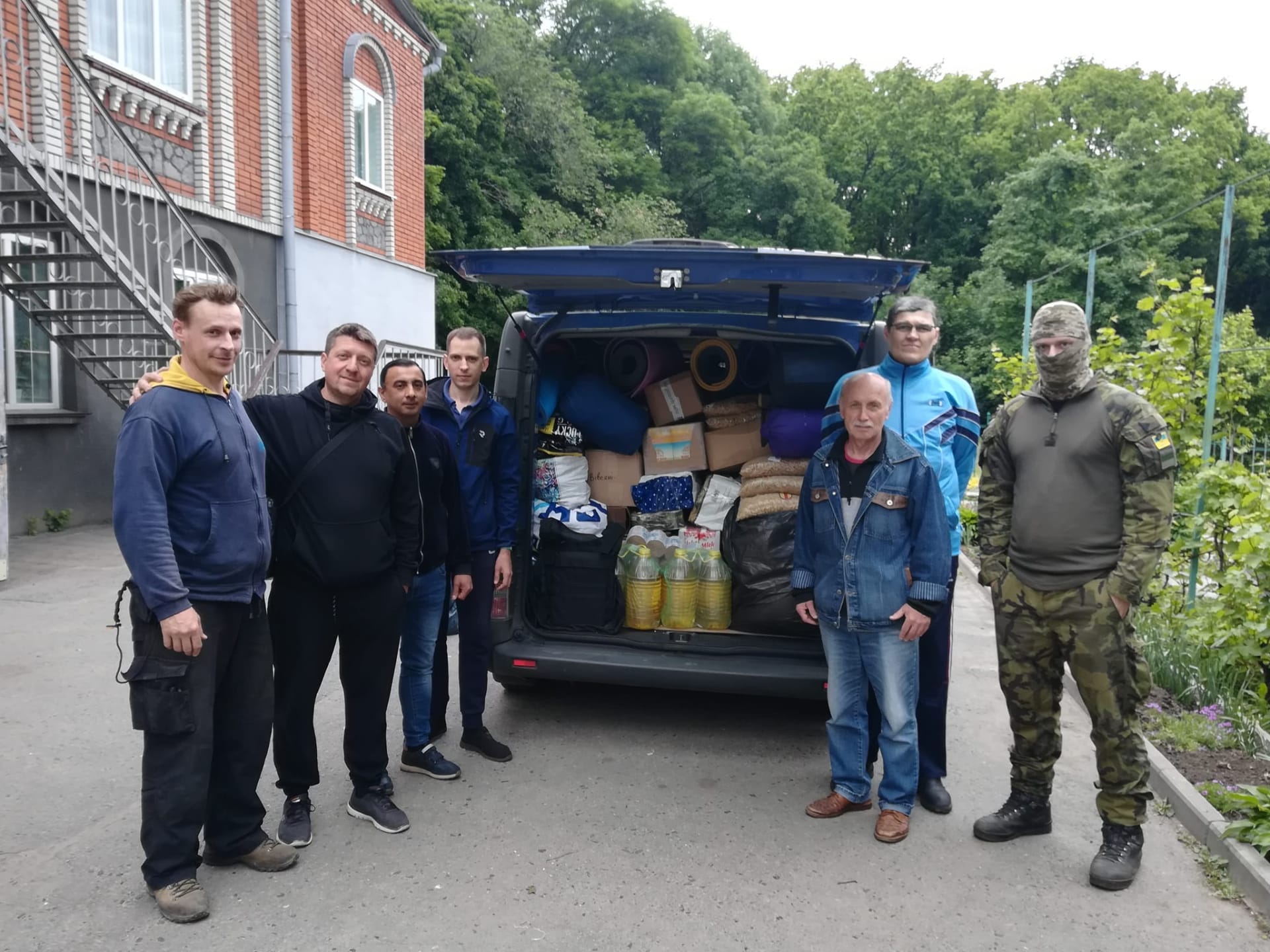 Společně s dobrovolníky z organizace Mise Ukrajina jezdil po válkou zasažených městech a pomáhal jak s předáváním zásob, tak evakuací civilistů.