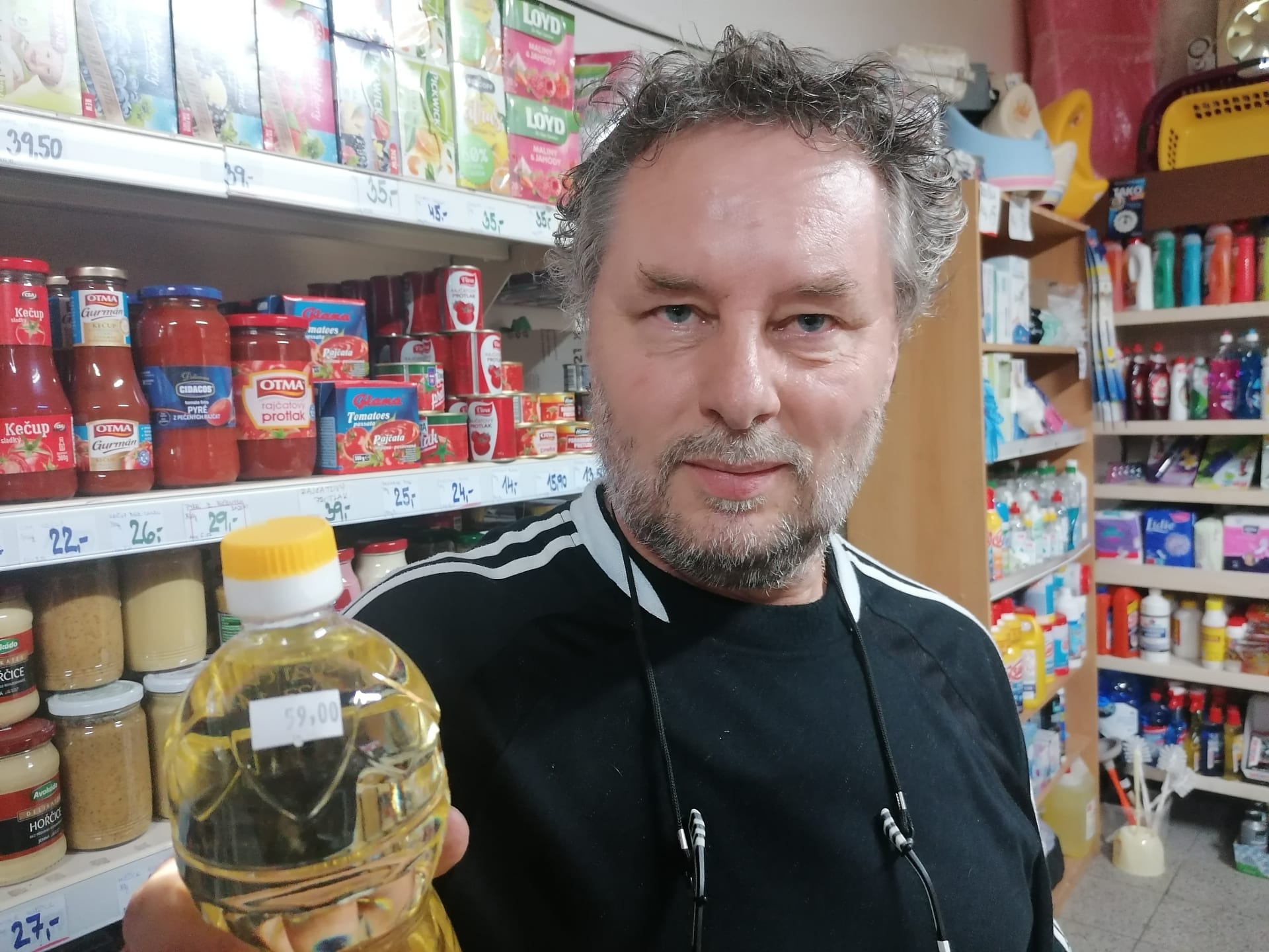 Živnostník Petr Chrenšť z Liptaně na Osoblažsku v okrese Bruntál zatím řepkový olej prodává za cenu 59 korun za litr. Jinde už litr obyčejného rostlinného oleje stojí i 105 Kč.
