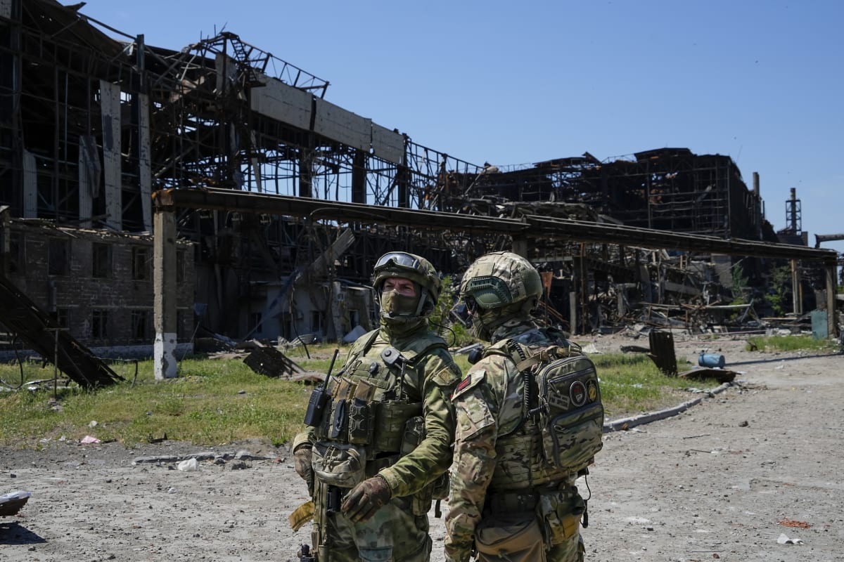 Trosky oceláren Azovstal po obsazení ruskými jednotkami