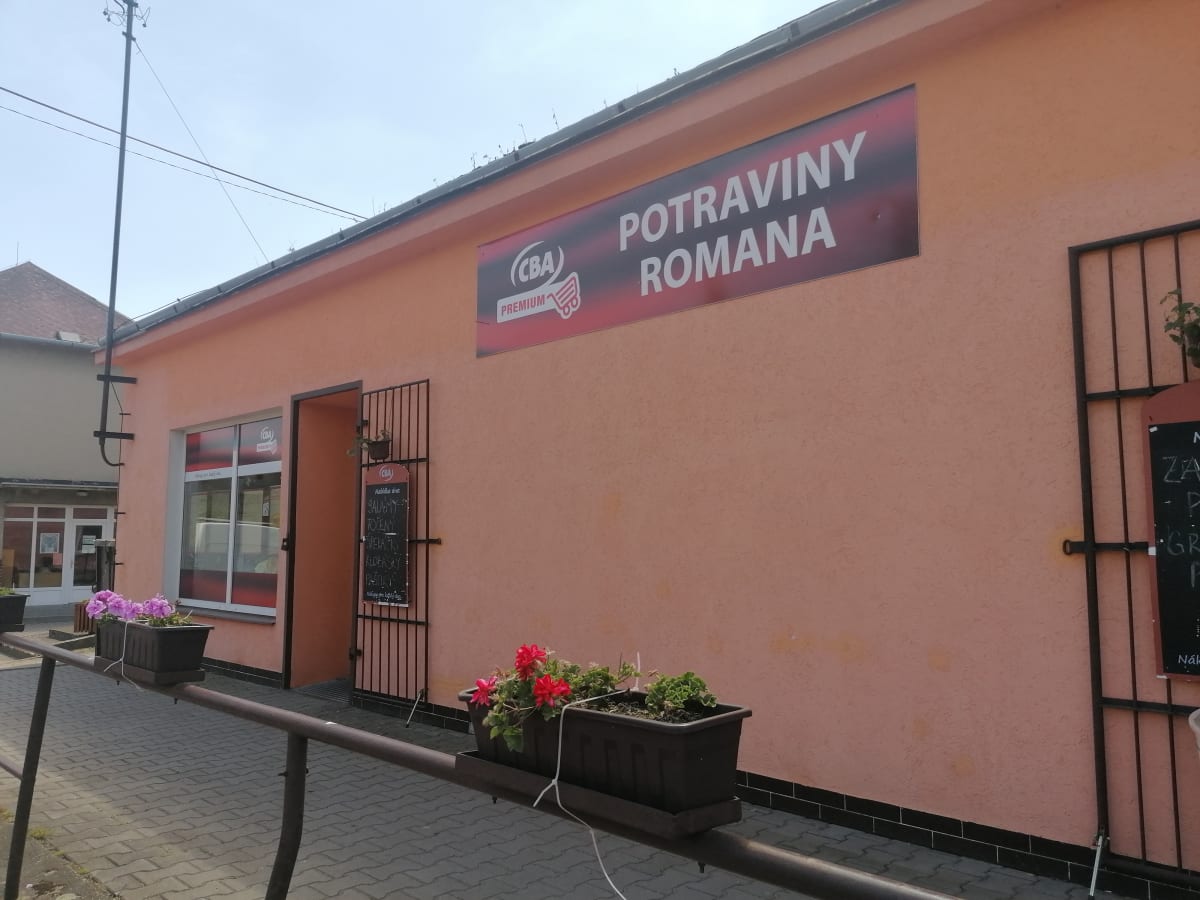 Prodejna smíšeného zboží Romana v Liptani na Osoblažsku v okrese Bruntál. Olej tady stojí 59 korun.