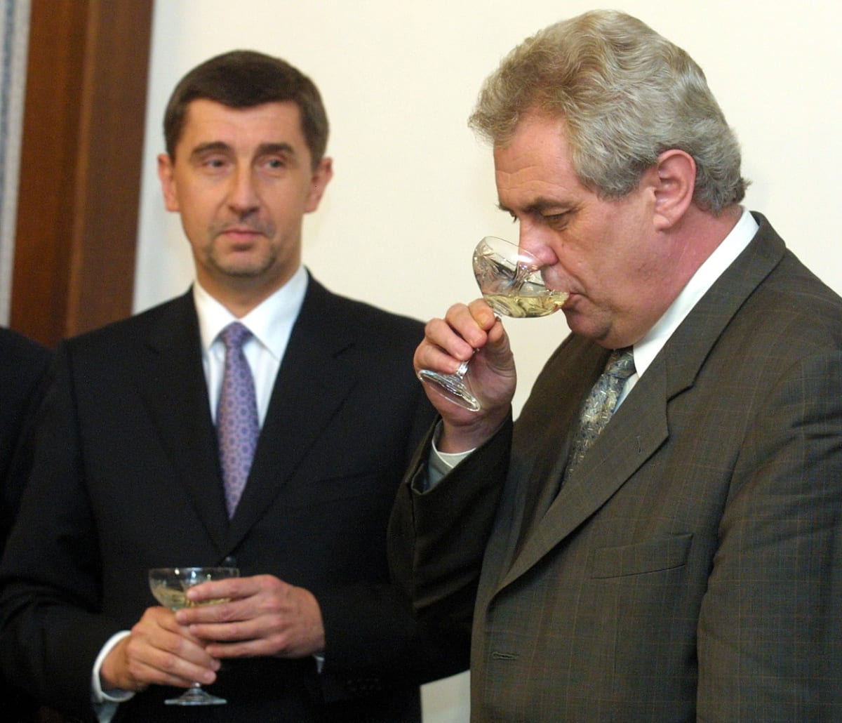 Andrej Babiš a Miloš Zeman při podpisu smlouvy o privatizaci Unipetrolu