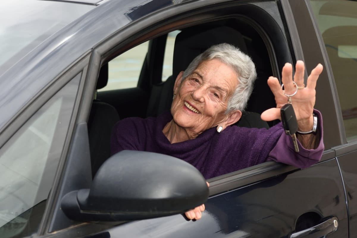 Ilustrační foto. Počínaje 65 lety věku se musí senioři pravidelně podrobit lékařské prohlídce, aby mohli řídit auto.