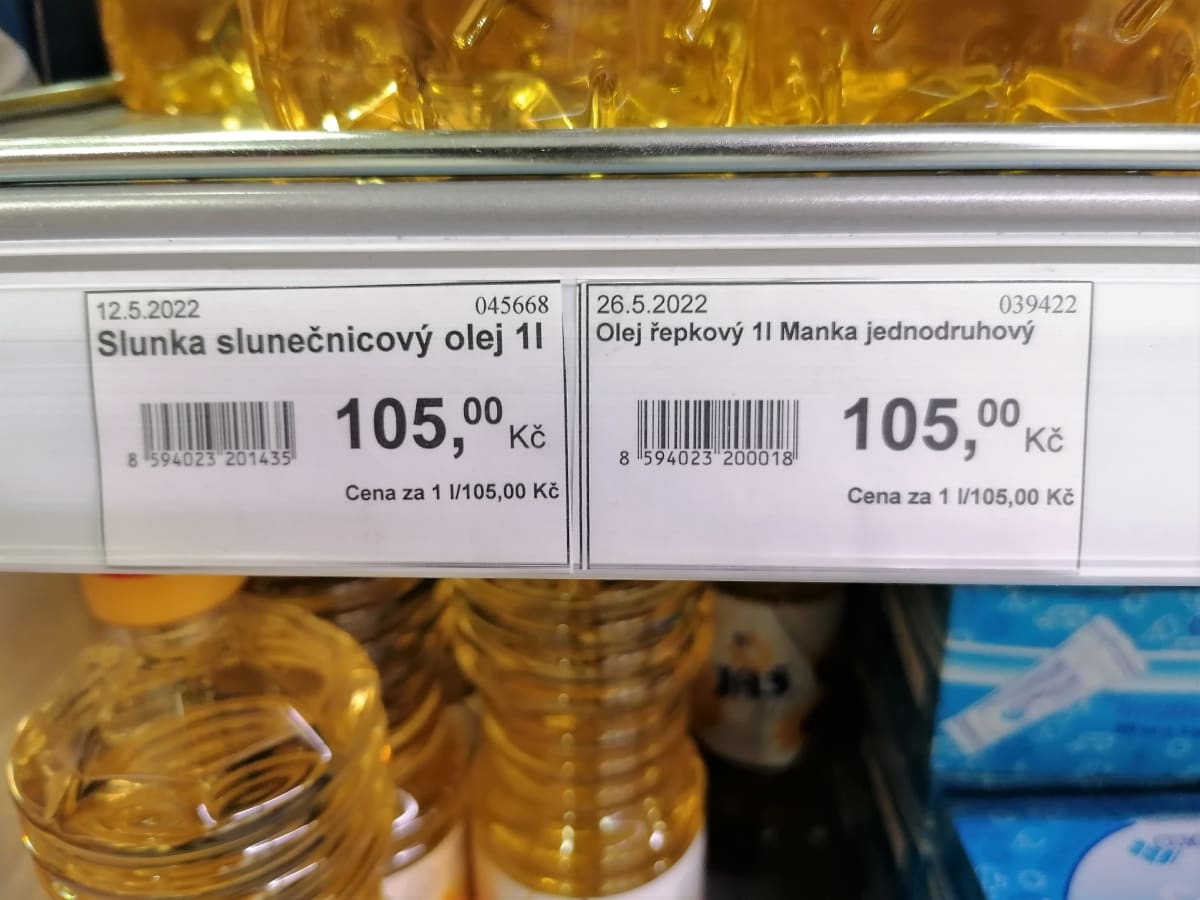 Za hubičku už není. Obyčejné rostlinné oleje v prodejně Centrál na  hlučínském náměstí. Cena 105  korun za litr.
